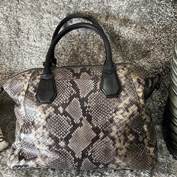 GUC- MICHAEL KORS embossed leather bag - Picture 10 of 15